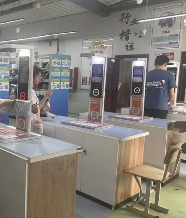 使用微信二维码替代传统快递驿站自助查件机